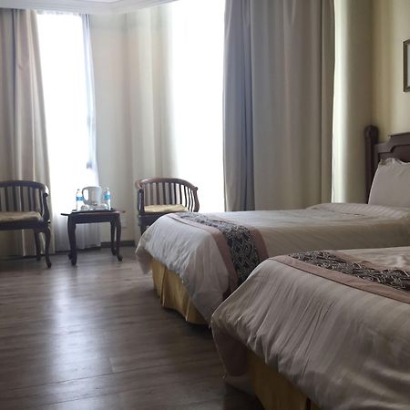 Regal Court Hotel Kuching Esterno foto