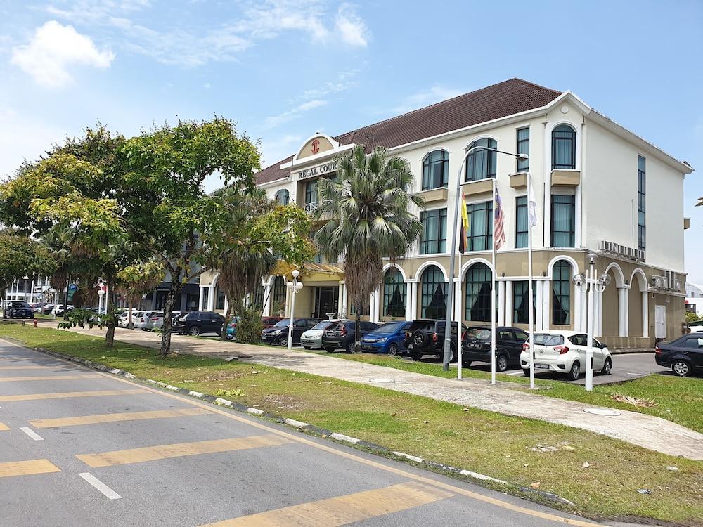Regal Court Hotel Kuching Esterno foto