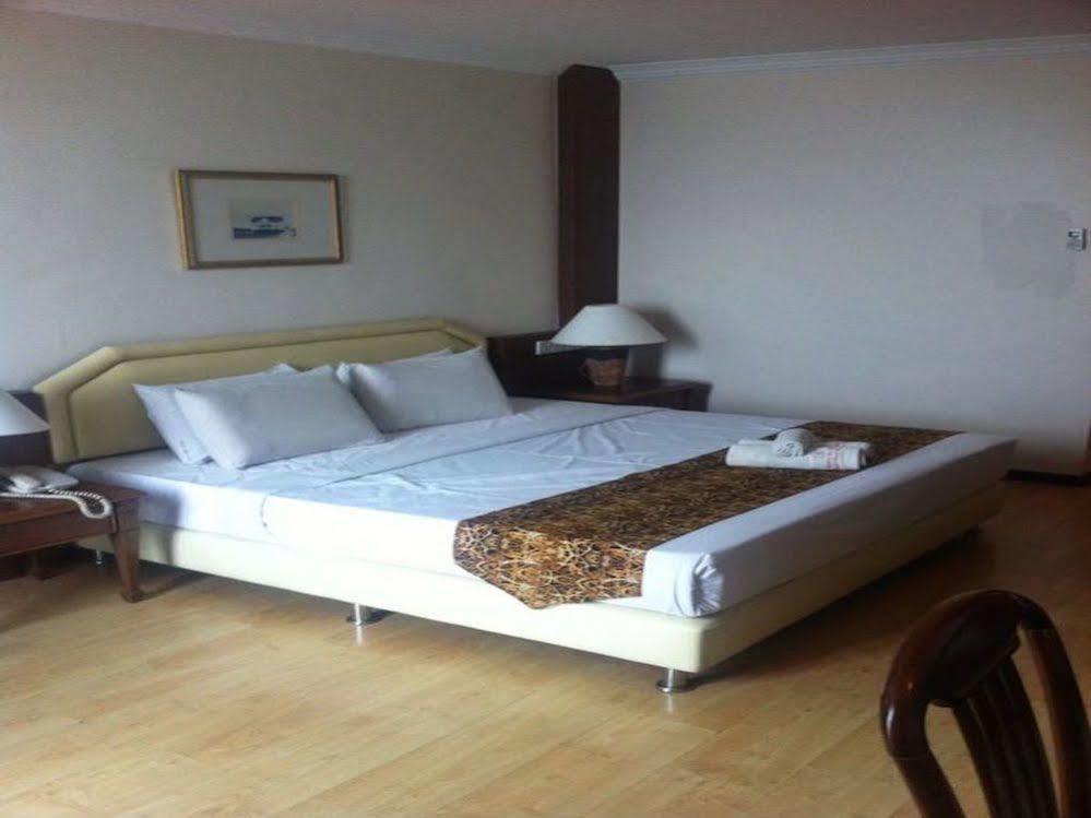 Regal Court Hotel Kuching Esterno foto