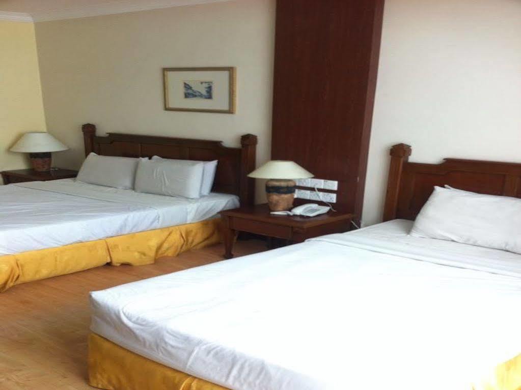 Regal Court Hotel Kuching Esterno foto