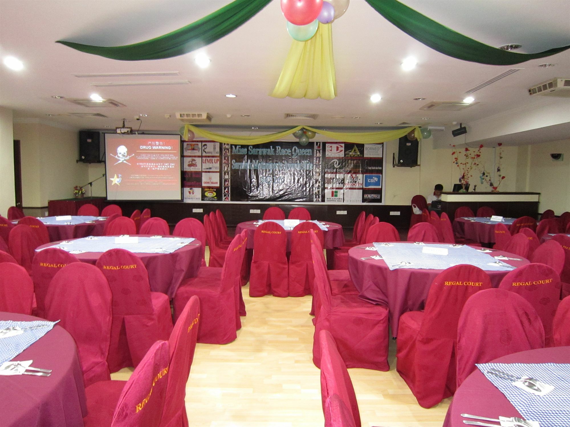 Regal Court Hotel Kuching Esterno foto