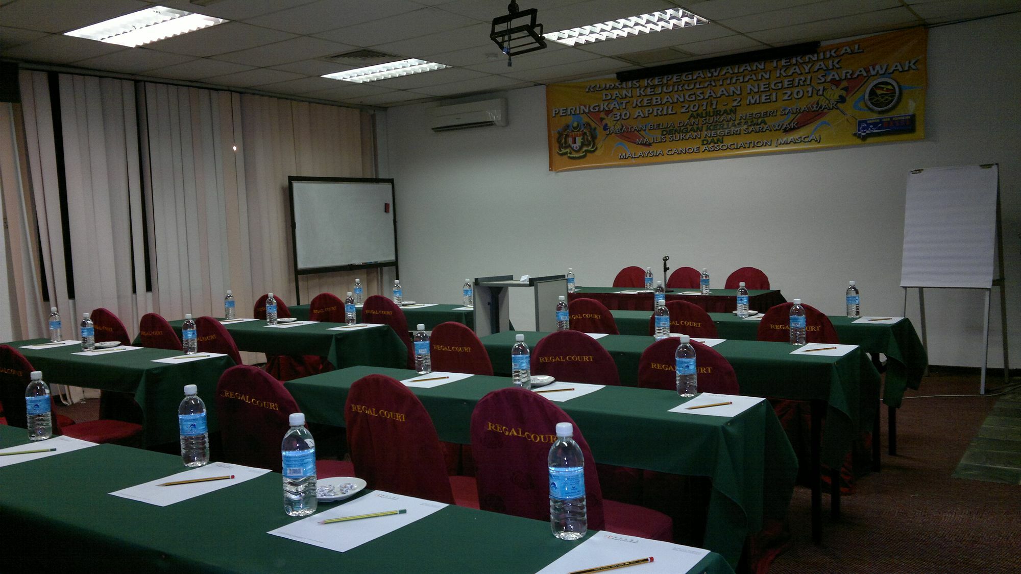 Regal Court Hotel Kuching Esterno foto
