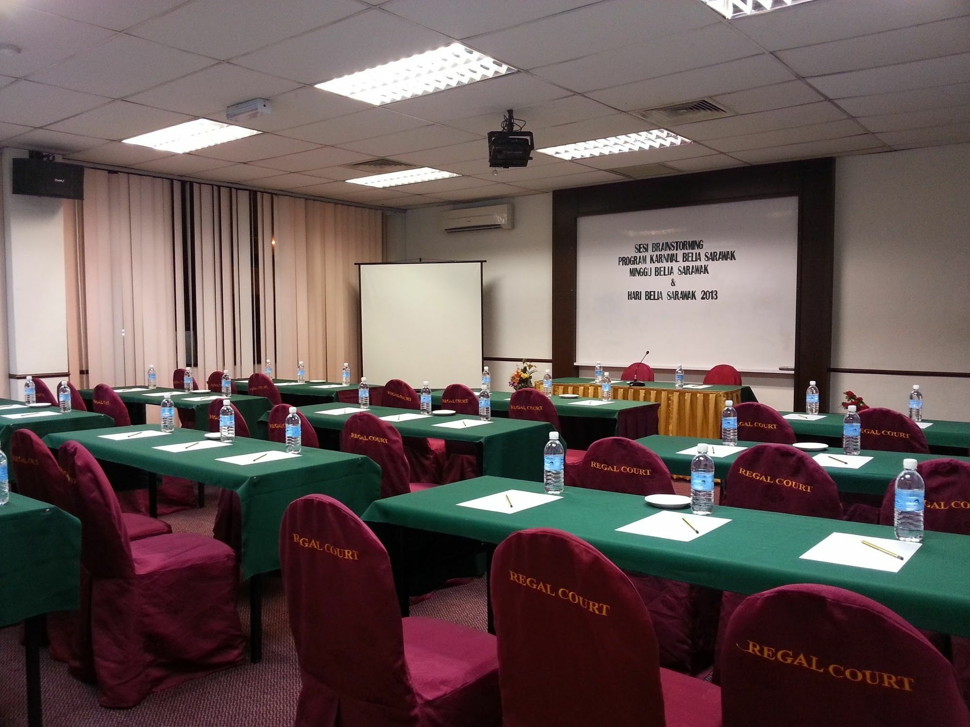 Regal Court Hotel Kuching Esterno foto